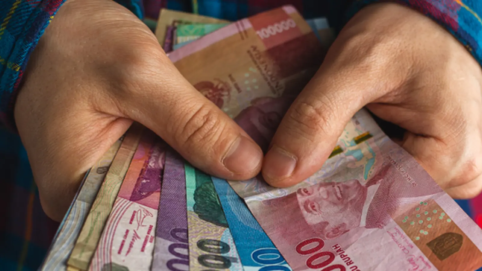 Rupiah brɛe; dollar bo wɔ bank mu rebɛn Rp 17,900